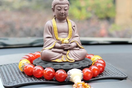Tượng Phật để ô tô giúp thuận buồm xuôi gió